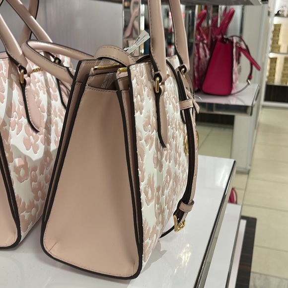 Michael Kors Sheila Medium Sequined Floral CZ Satchel
Powder Blush
NWT - Picture 16 of 16